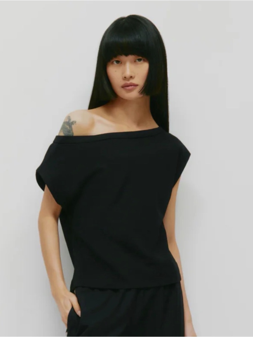 KOTN Black Off-Shoulder Short Sleeve Tee